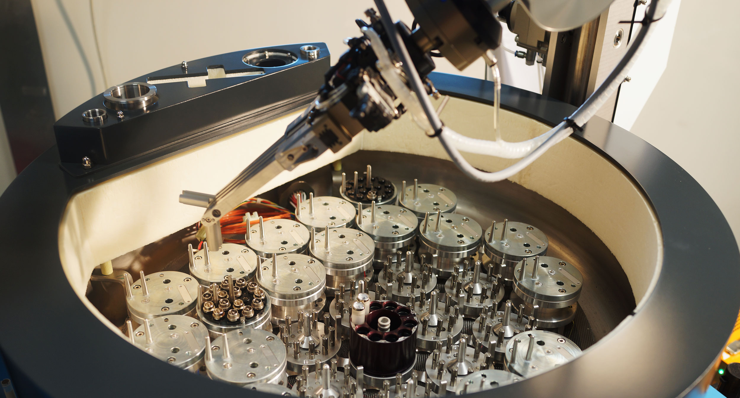 X-ray crystallography: Robotic sample changer